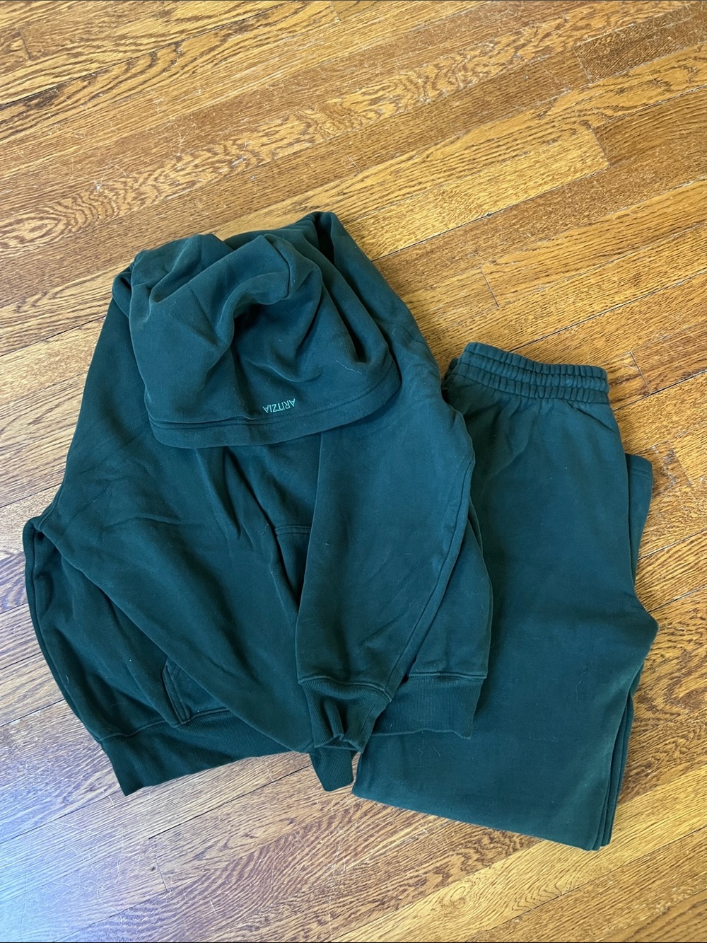 Aritzia Megafleece Green Sweatshirt (XS) & Mega Straight Sweatpant (S)